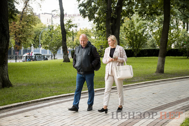 Слуга народу Євгенія Кравчук: Президент читає новини про звинувачення в корупції, телефонує Арахамії. Це неприємно, бо його ім’я – це бренд, на якому усі зайшли в парламент 07