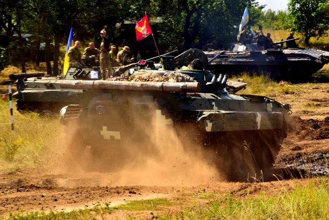 Экипажи БМП соревновались в Донецкой области 10