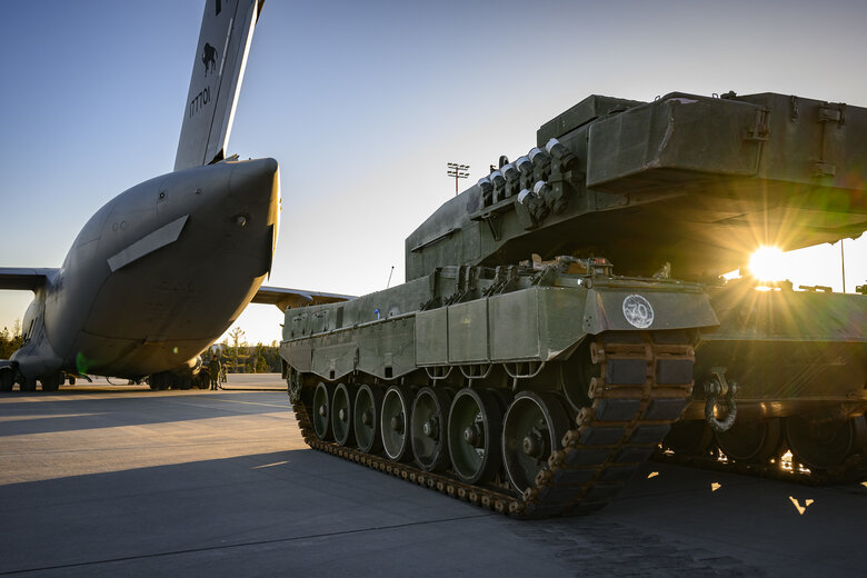 Канада показала, як доставляли у літаку танки Leopard 2 для України 01