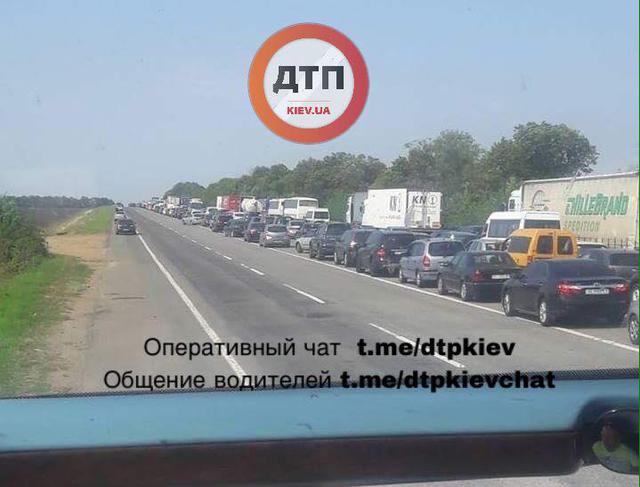 На Одесской трассе образовались многокилометровые пробки - отдыхающие возвращаются домой 01 На Одесской трассе образовались многокилометровые пробки - отдыхающие возвращаются домой 01