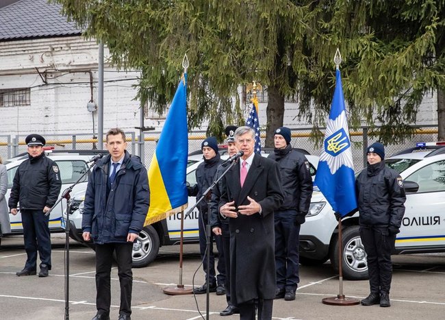 Тейлор от имени США передал Нацполиции Украины 88 автомобилей 01
