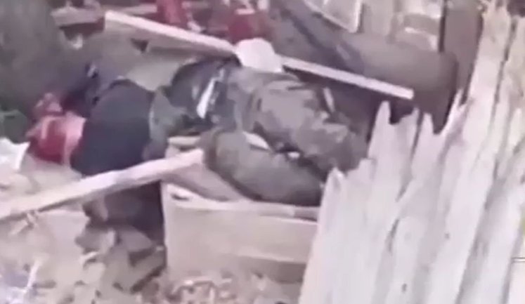 Дрон загнав окупанта до вуличної вбиральні і ліквідував його. ВIДЕО