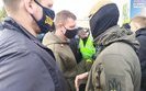"Стус прийде за тобою", - активісти пікетують концерт-хол у Миколаєві, де проводить зустріч із виборцями Медведчук. ФОТО