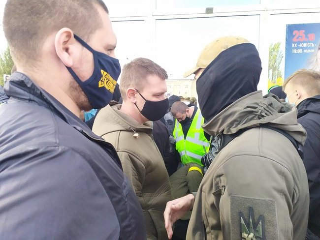 Стус прийде за тобою, - активісти пікетують концерт-хол у Миколаєві, де проводить зустріч із виборцями Медведчук 04