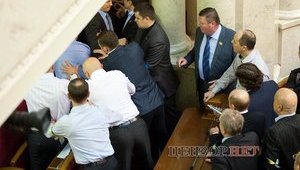 Оппозиция выкинула из зала "тушку" Табалова. ФОТО