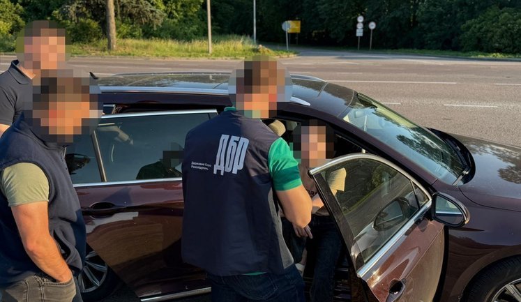 Закупила генератори для армії з переплатою понад 18 млн грн: на Львівщині викрито офіцерку, - ДБР