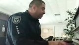 Вокально-избирательное соло полицейского под аккомпанемент фортепиано: "Порушень на виборах нема ніяких, бо охраняє їх участковий Валічок ". ВИДЕО