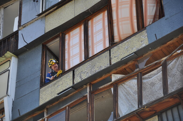 Consequences of shelling in Desnyansky district of Kyiv 02