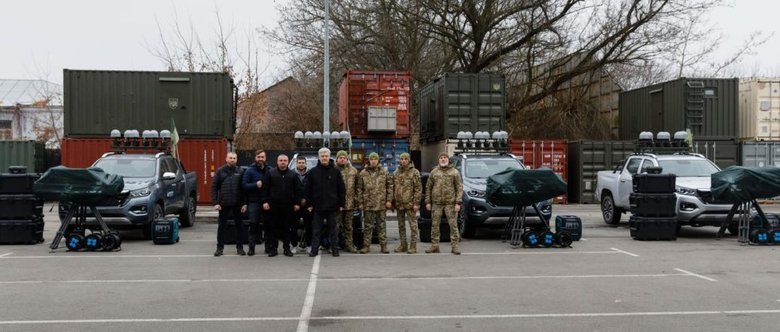 Порошенко передав допомогу фронту