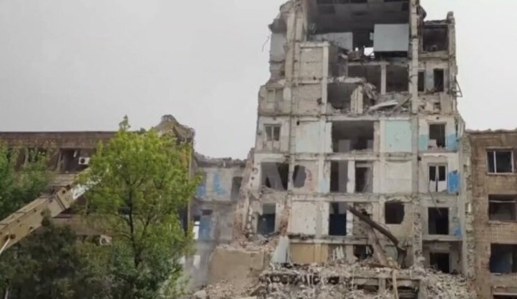 Рашисты в оккупированном Мариуполе уничтожают историческое здание Общества содействия обороне Украины. ВИДЕО