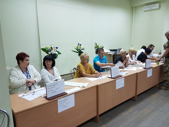 У Бахмуті проголосувала 15-річна дівчина 02