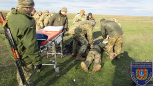 Під час бойових стрільб на Одещині був поранений курсант: боєприпас застряг у його кисті і будь-якого моменту міг вибухнути, - Нацполіція. ФОТОрепортаж