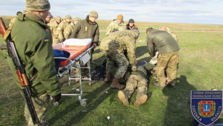 Під час бойових стрільб на Одещині був поранений курсант: боєприпас застряг у його кисті і будь-якого моменту міг вибухнути, - Нацполіція. ФОТОрепортаж