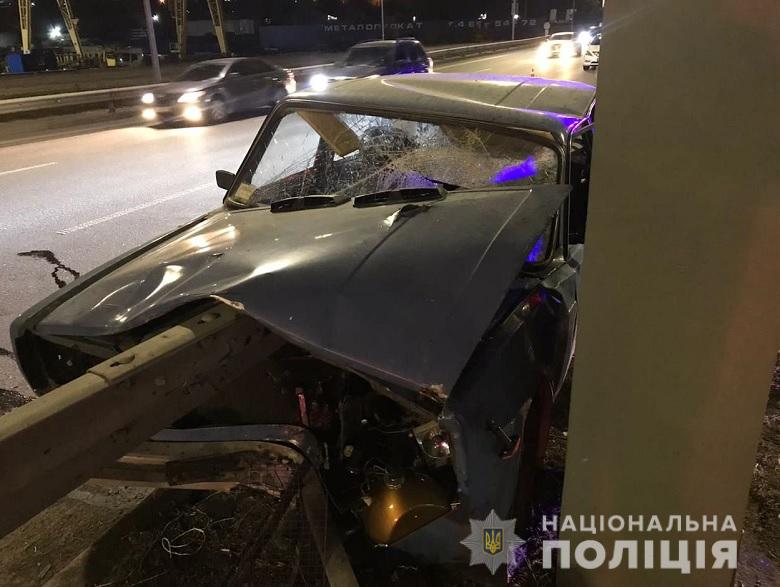 Смертельное ДТП в Киеве: металлический отбойник насквозь прошил ВАЗ 01