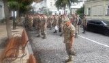 Військові, які йдуть на репетицію параду в Києві, схиляють голови біля Стіни пам