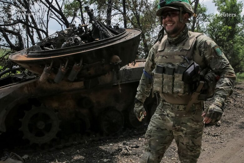 Дорога до визволеного Сторожевого всіяна трупами окупантів і спаленою бронетехнікою, - Reuters 01