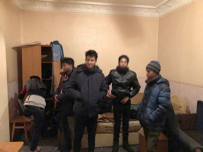 Держприкордонслужба затримала девятьох бангладешців в Одесі 02
