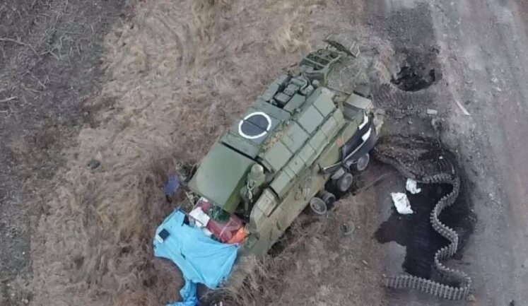 Occupants running out of burning "Tor-M2" air defence system after successful attack by Ukrainian drones. VIDEO