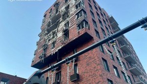 Ворог атакував середмістя Дніпра: поранено жінку, горить адмінбудівля. ВІДЕО+ФОТОрепортаж