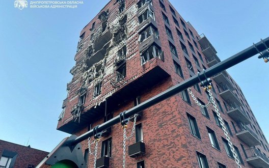 Ворог атакував середмістя Дніпра: поранено жінку, горить адмінбудівля. ВІДЕО+ФОТОрепортаж