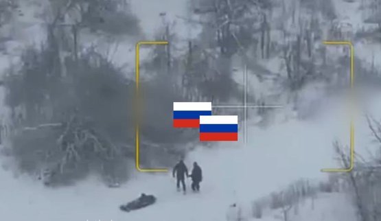 Украинский дрон атакует двух оккупантов, которые везут своего "трехсотого", и превращает россиян в трех "двухсотых". ВИДЕО