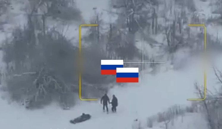 Український дрон атакує двох окупантів, які везуть свого "трьохсотого" і перетворює росіян на трьох "двохсотих". ВIДЕО