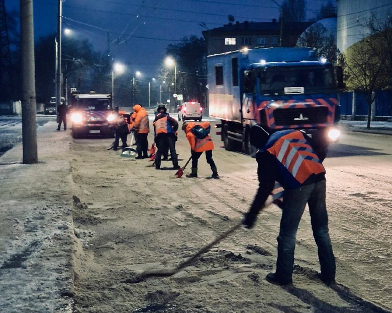 After Russia’s strike, hundreds of tonnes of sand were dumped on spilled oil in Dnipro