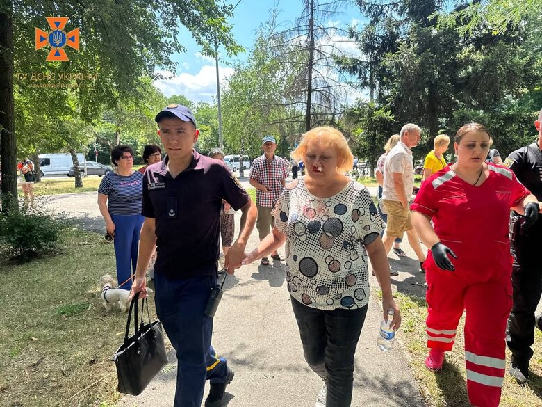 Последствия падения неустановленного вражеского летающего объекта в Запорожье: 18 травмированных, среди них 6 детей 04