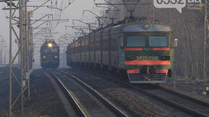 Поезд насмерть сбил парня и девушку на скутере в Полтавской области