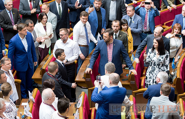 Зеленский с булавой, отвернувшийся Порошенко, Савченко в медалях, смеющиеся Луценко и Грицак, - инаугурация шестого Президента Украины Зеленского 23