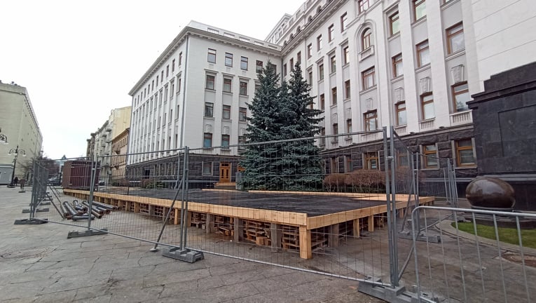 Під Офісом Президента почали встановлювати будиночки 03