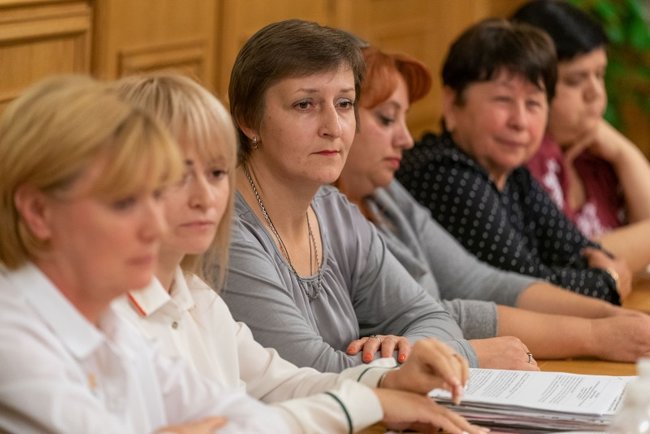 Zelenskyi meets with relatives of soldiers killed in Donbas 04