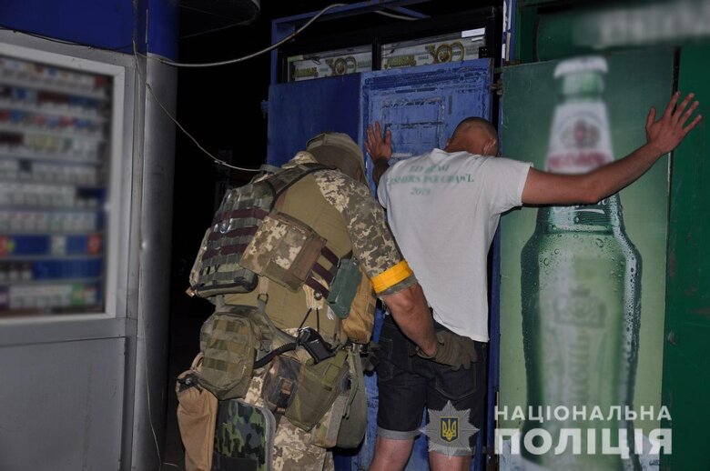 В Черкассах раздали повестки 34 нарушителям комендантского часа 04