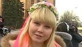 Активистки Femen в Днепропетровске всласть наобнимались с прохожими. ВИДЕО.
