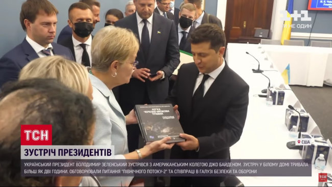 Зеленскому в США подарили книгу Легкая черепно-мозговая травма 01