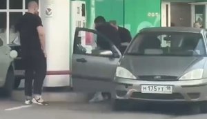 Россияне устроили драку из-за бензина на АЗС: двое мужчин выясняли отношения кулаками. ВИДЕО