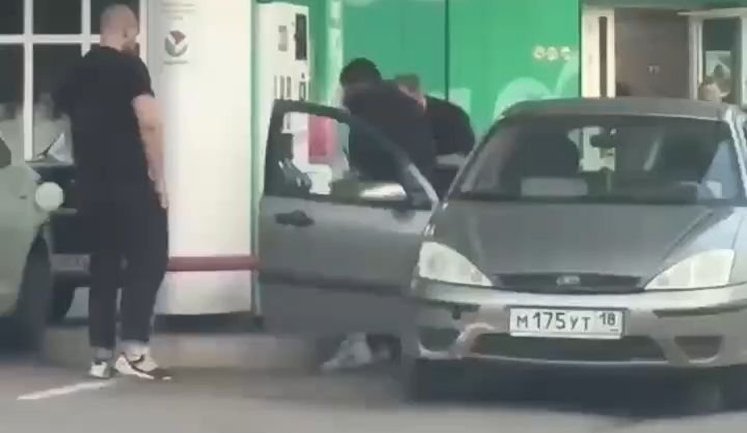 Россияне устроили драку из-за бензина на АЗС: двое мужчин выясняли отношения кулаками. ВИДЕО
