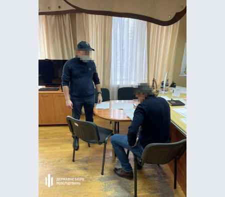 Начальника Ніжинського відділу поліції Духна, на столі якого була табличка Взятки не берем, впіймали на хабарі у $2 тис. 03