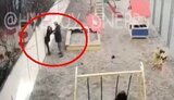 У селищі Слобожанське біля Дніпра чоловік побив 9-річного хлопчика на дитячому майданчику. ВІДЕО камер спостереження
