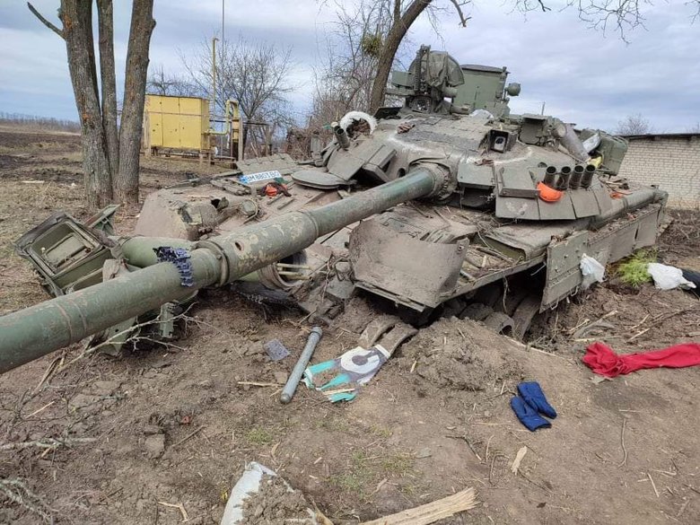 Околиці звільненого Тростянця завалені розбитою технікою російських окупантів 01