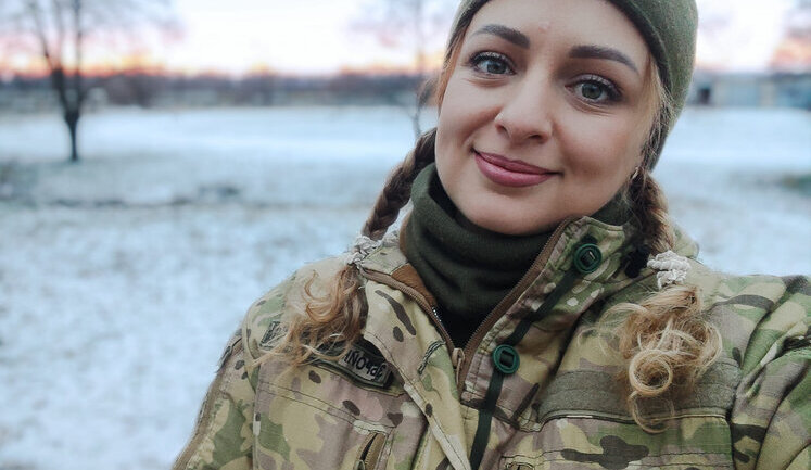 Солдат Христина Панасюк: "Коли в навчальному центрі я одягла бронік, каску, наколінники, піджопник, всі-всі ці штуки, і взяла автомат, зауважила: "М-да, Рембо вже не той…"