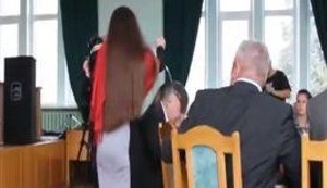 На мэра Нежина журналистка вылила ведро грязи: "Тварюка, лахудра ти ненормальна. Пішла отсюда". + ВИДЕО