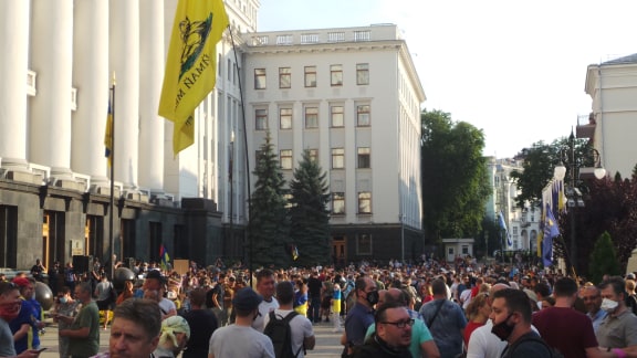 Под Офисом Зеленского в Киеве прошла акция протеста против условий прекращения огня на Донбассе 05