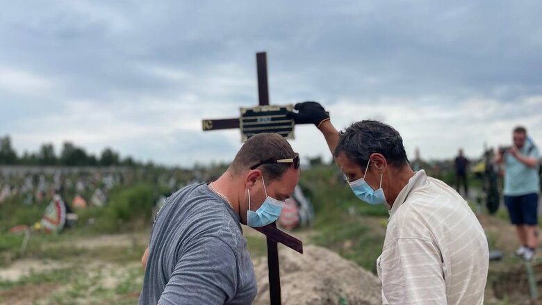 В Буче похоронили 15 убитых россиянами людей, чьи тела не удалось идентифицировать 01 В Буче похоронили 15 убитых россиянами людей, чьи тела не удалось идентифицировать 01