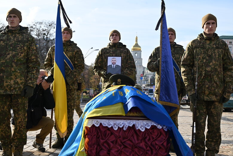 С нацгвардейцем и писателем Максимом Петренко, отдавшим жизнь за Украину, попрощались в Киеве 12