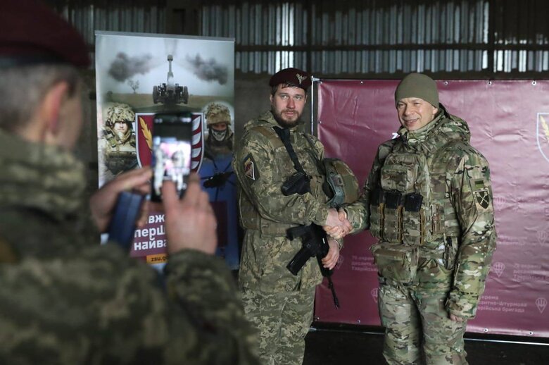 Сирський на Донеччині нагородив українських піхотинців і десантників