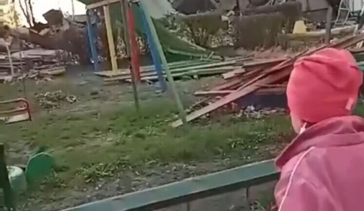 Девочка расплакалась, увидев свой детсадик, разбомбленный оккупантами. ВИДЕО