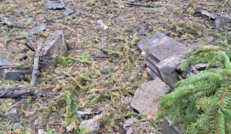 Ворог атакував цвинтар у Рівному: пошкоджено понад 10 могил Героїв. ФОТОрепортаж