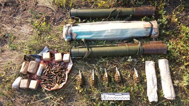 Три гранатомети, пять гранат, 1,5 кг пороху: на Луганщині на узбіччі дороги знайшли мішок із боєприпасами 03 Три гранатомети, пять гранат, 1,5 кг пороху: на Луганщині на узбіччі дороги знайшли мішок із боєприпасами 03