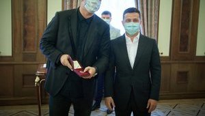 Зеленский вручил награды, присвоенные по случаю Дня Конституции: Государство и в дальнейшем будет отмечать талантливых украинцев. ФОТОрепортаж